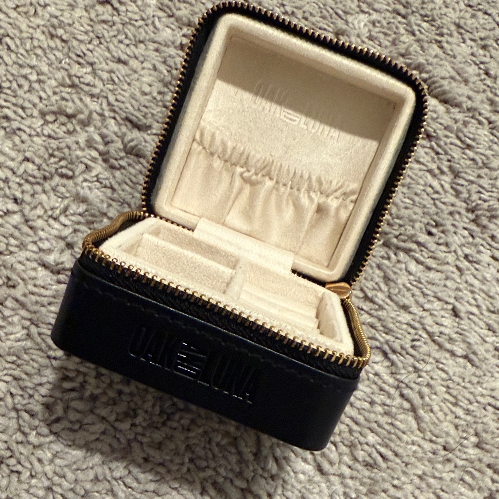 Oak & Luna Black and Cream Travel Jewelry Case
